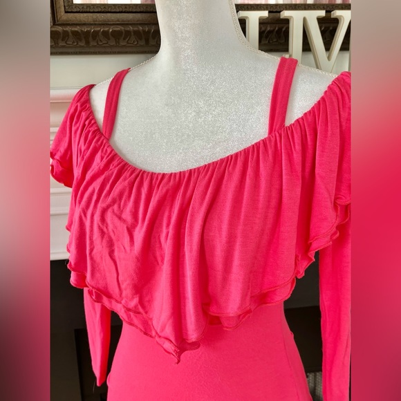 🌻VENUS Cold Shoulder Ruffle Top - Picture 2 of 6